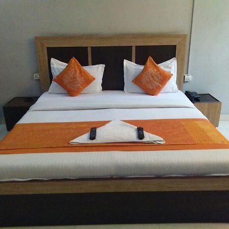 Hotel Samridhi Palace Juhi Bari Buitenkant foto