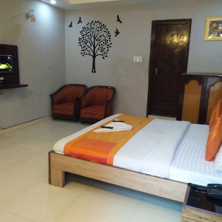 Hotel Samridhi Palace Juhi Bari Buitenkant foto