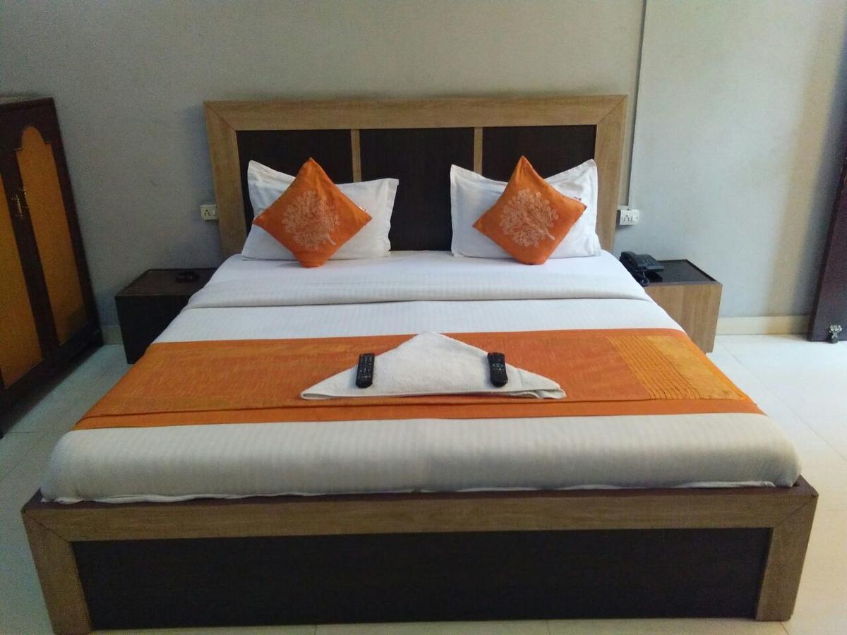 Hotel Samridhi Palace Juhi Bari Buitenkant foto