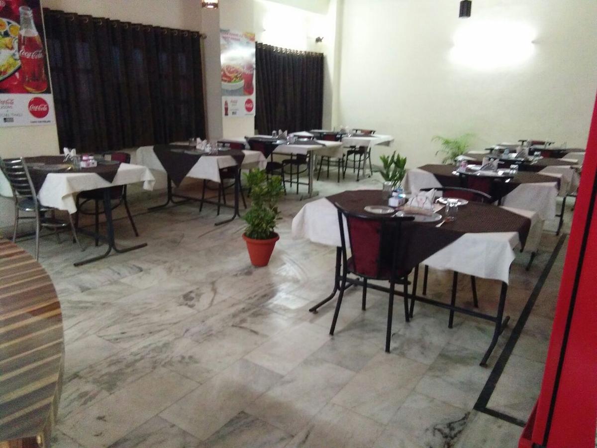 Hotel Samridhi Palace Juhi Bari Buitenkant foto