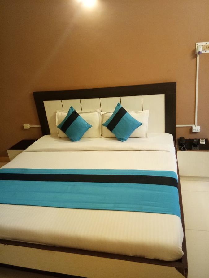 Hotel Samridhi Palace Juhi Bari Buitenkant foto