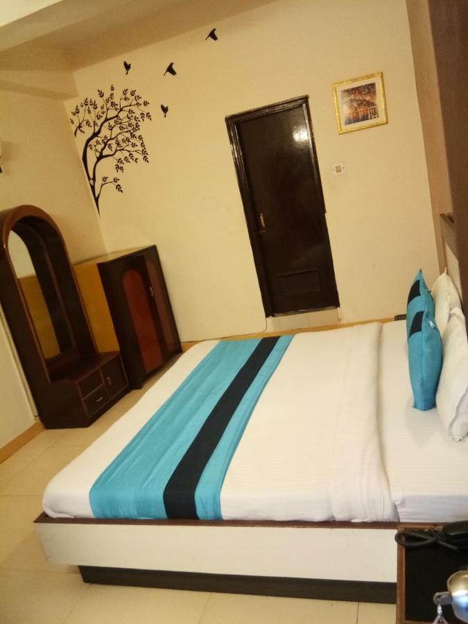 Hotel Samridhi Palace Juhi Bari Buitenkant foto