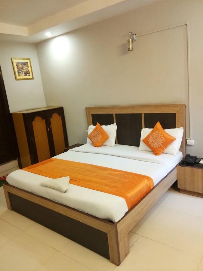 Hotel Samridhi Palace Juhi Bari Buitenkant foto